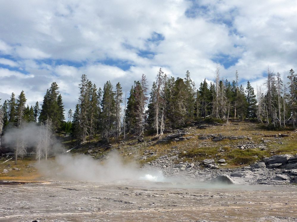 Yellowstone Old faithfull Grand Geyser (1).JPG